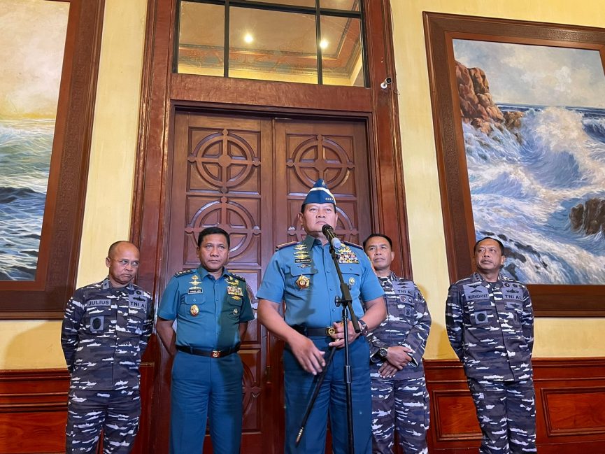 Laksamana TNI Yudo Margono (tengah) sedang menyampaikan press conference di Balai Samudra, Jakarta Utara, Rabu (21/12/2022). Foto: Haresti
