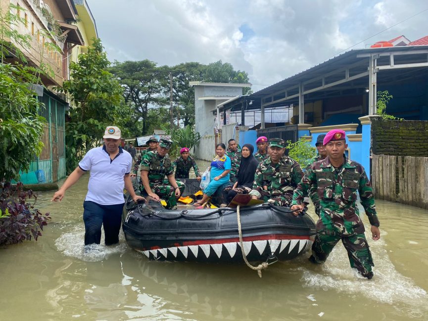 Lantamal VI Makassar Bantu Evakuasi Korban Banjir di Sulsel