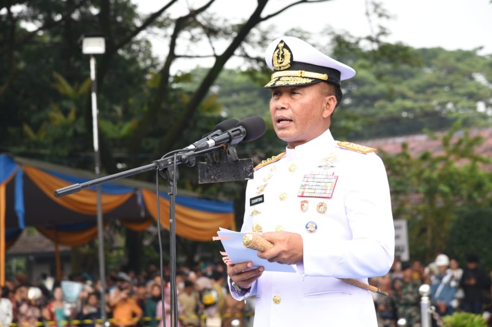 Komandan Kodiklatal Letnan Jenderal TNI Marinir Suhartono melantik 903 Siswa Pendidikan Pertama Bintara (Dikmaba) Angkatan ke-42 Gelombang II Tahun 2022 di Surabaya, Kamis (9/3/2023)