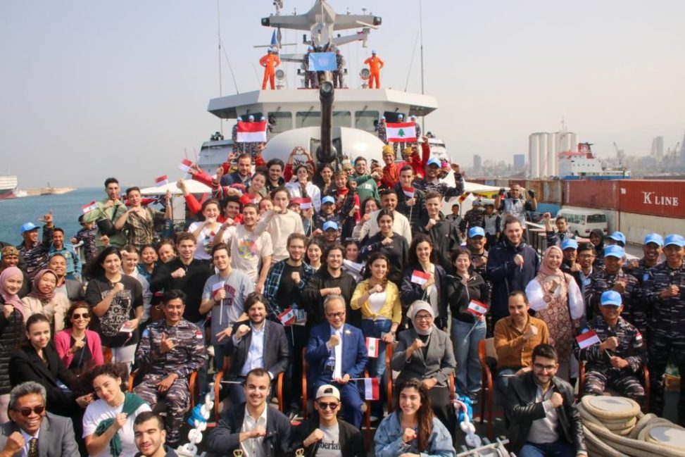 Mahasiswa Universitas Saint Joseph Lebanon Kunjungi KRI Frans Kaisiepo-368, Jumat (3/3/2023). Foto : Dispenal