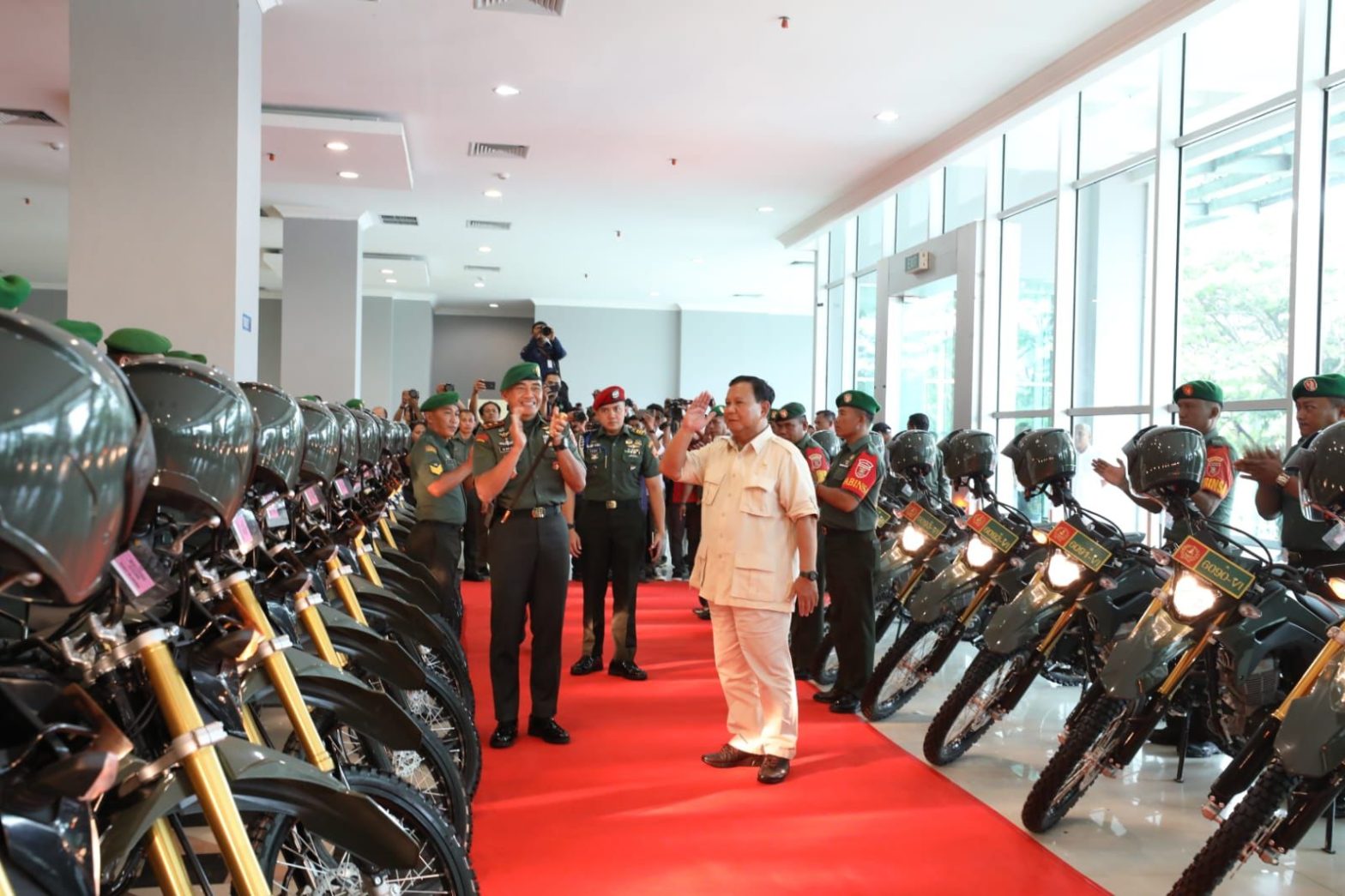 Menhan Prabowo memberikan bantuan 140 unit motor dinas dukungan transportasi pelaksanaan tugas babinsa di Samarinda, Sabtu (11/3/2023).