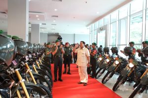 Menhan Prabowo memberikan bantuan 140 unit motor dinas dukungan transportasi pelaksanaan tugas babinsa di Samarinda, Sabtu (11/3/2023).