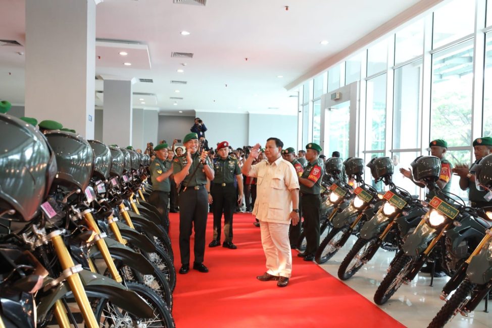 Menhan Prabowo memberikan bantuan 140 unit motor dinas dukungan transportasi pelaksanaan tugas babinsa di Samarinda, Sabtu (11/3/2023).