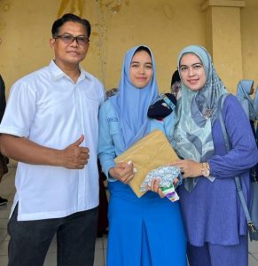 Mona Syakira bersama kedua orang tua. Foto: Indomaritim.com/IRD