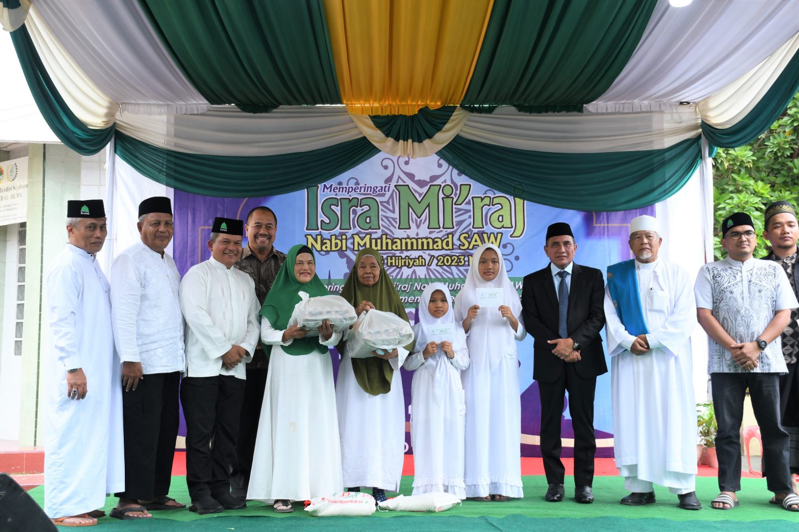 Pangdam bersama Gubernur Sumut juga menyerahkan bantuan tali asih kepada BKM Masjid Al Huda serta jamaah dan warga masyarakat sekitar masjid, Minggu (19/2/2023).