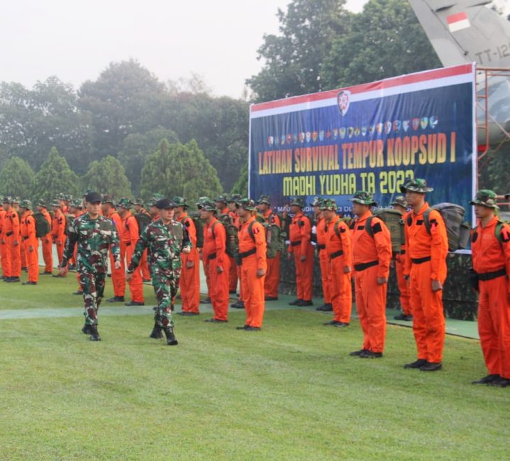 Pangkoopsud I Marsekal Muda TNI Bambang Gunarto membuka Latihan Survival Tempur "Madhi Yudha" 2023 pada upacara pembukaan di Lapangan Upacara Makoopsud I, Senin, (13/3/2023).
