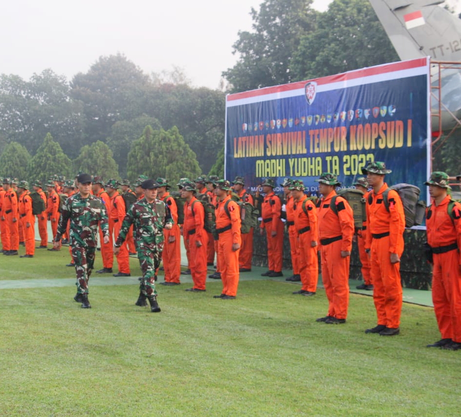 Pangkoopsud I Marsekal Muda TNI Bambang Gunarto membuka Latihan Survival Tempur "Madhi Yudha" 2023 pada upacara pembukaan di Lapangan Upacara Makoopsud I, Senin, (13/3/2023).
