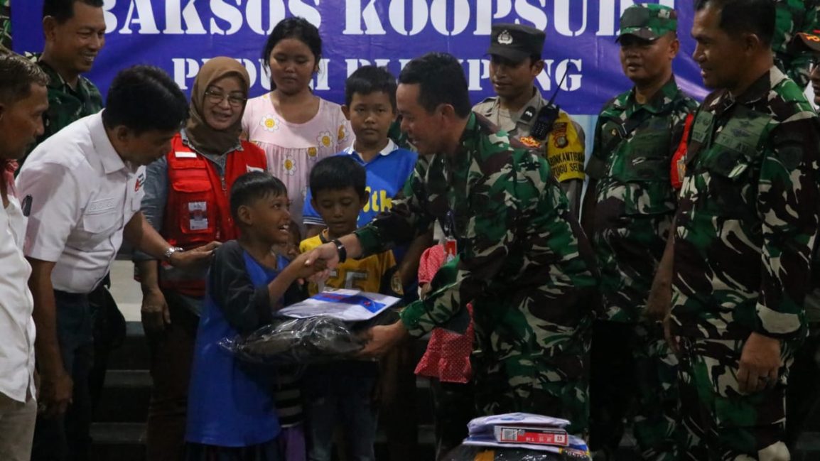 Panglima Komando Operasi Udara I Berikan Bantuan kepada Warga Terdampak Kebakaran Depo Pertamina Plumpang, Senin (6/3/2023)