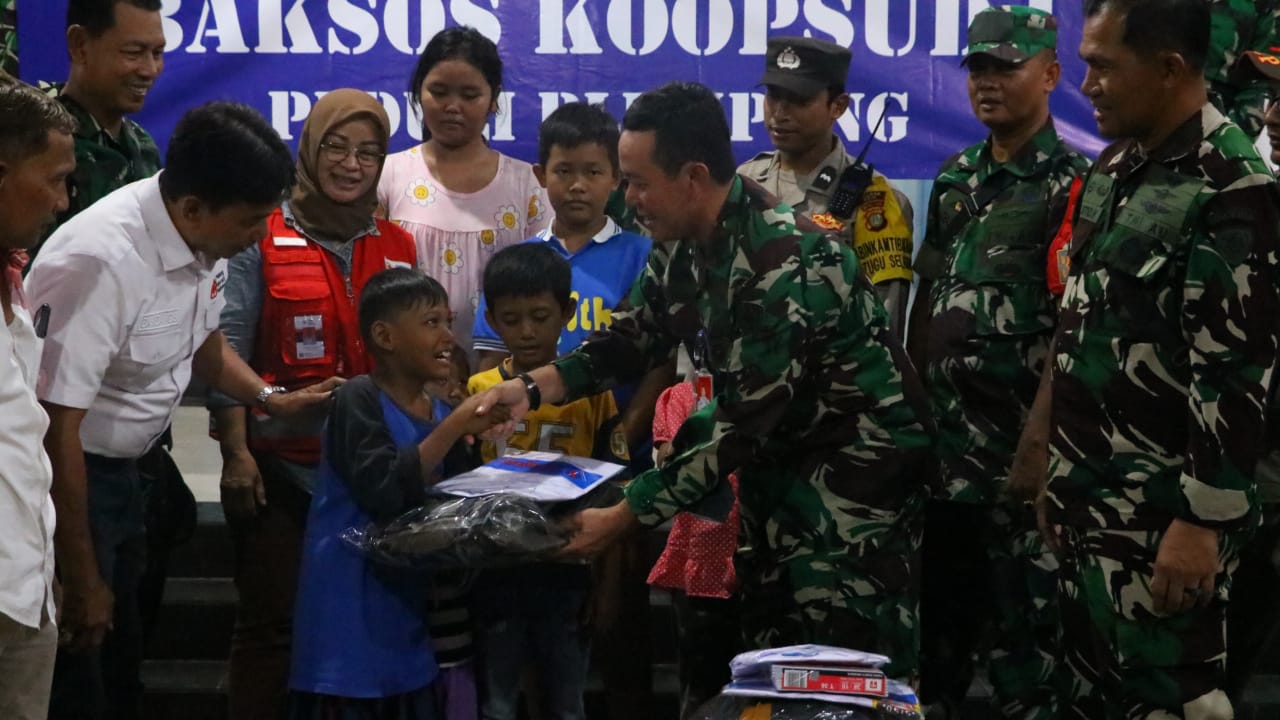 Panglima Komando Operasi Udara I Berikan Bantuan kepada Warga Terdampak Kebakaran Depo Pertamina Plumpang, Senin (6/3/2023)