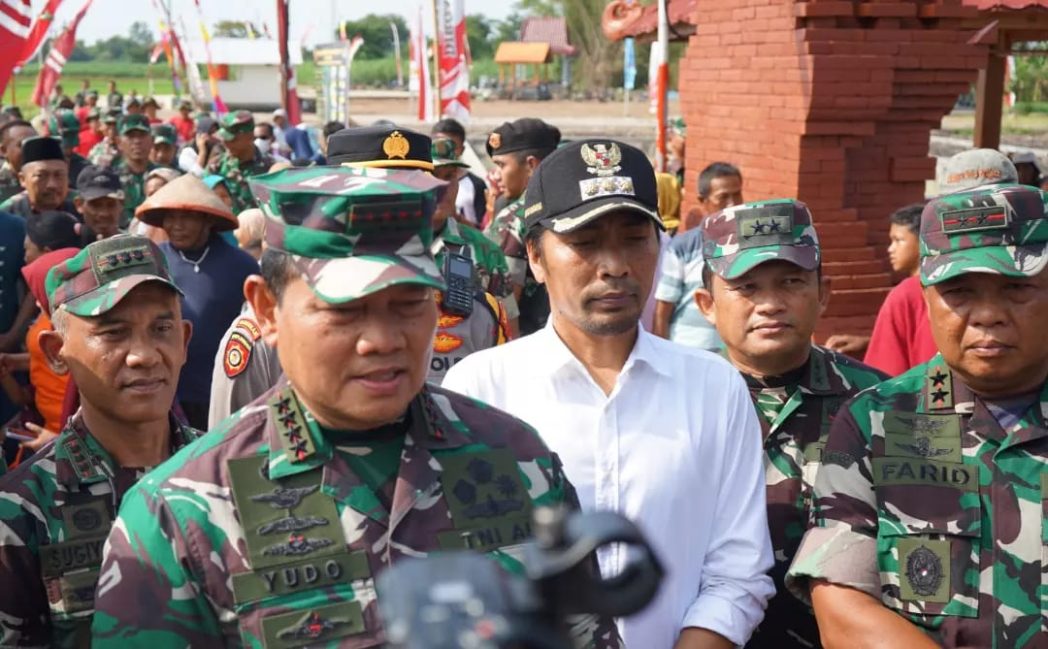Panglima TNI Laksamana Yudo Margono saat meninjau lokasi karya bakti di Madiun, Sabtu (11/3/2023)