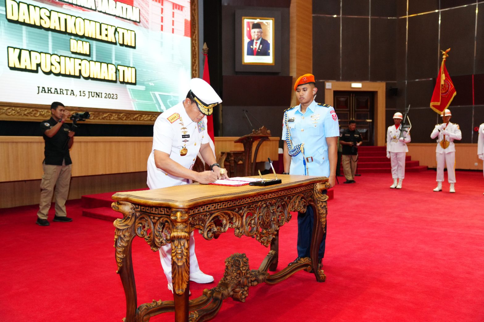 Panglima TNI Pimpin Sertijab Dansatkomlek TNI dan Kapusinfomar TNI