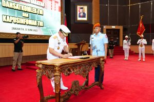 Panglima TNI Pimpin Sertijab Dansatkomlek TNI dan Kapusinfomar TNI