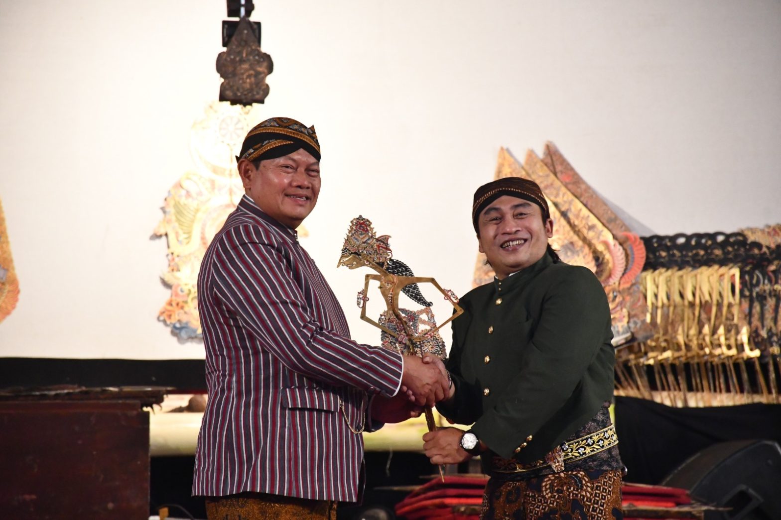 Panglima TNI Yudo Margono dan Dalang Ki Anom Dwijo di Pagelaran Wayang Kulit, Madiun, Sabtu (11/3/2023)
