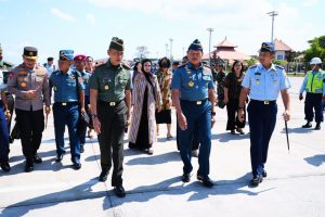Panglima TNI beserta rombongan tiba di Bali dan akan bertemu Petinggi Militer Negara ASEAN, Rabu (7/8/2023). Foto: indomaritim.com/Puspen TNI.