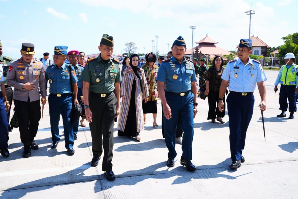 Panglima TNI beserta rombongan tiba di Bali dan akan bertemu Petinggi Militer Negara ASEAN, Rabu (7/8/2023). Foto: indomaritim.com/Puspen TNI.
