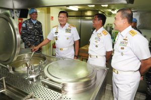 Panglima TNI mengecek dapur di KRI Frans Kaisiepo yang bertugas di Beirut
