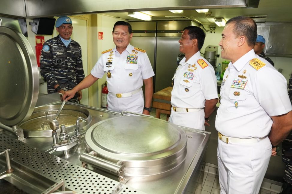 Panglima TNI mengecek dapur di KRI Frans Kaisiepo yang bertugas di Beirut