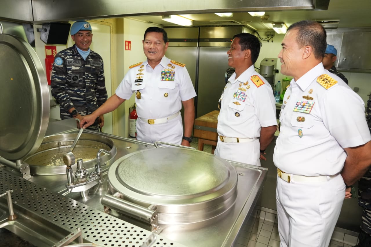 Panglima TNI mengecek dapur di KRI Frans Kaisiepo yang bertugas di Beirut