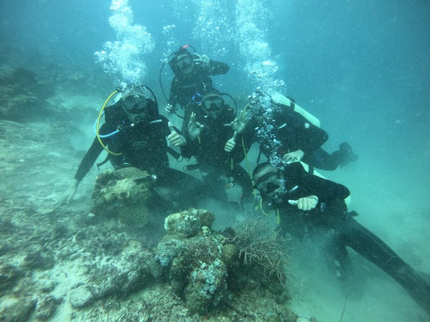 Penyelam Peserta MNEK 2023 NIikmati Keindahan Bawah Laut Pulau Samalona