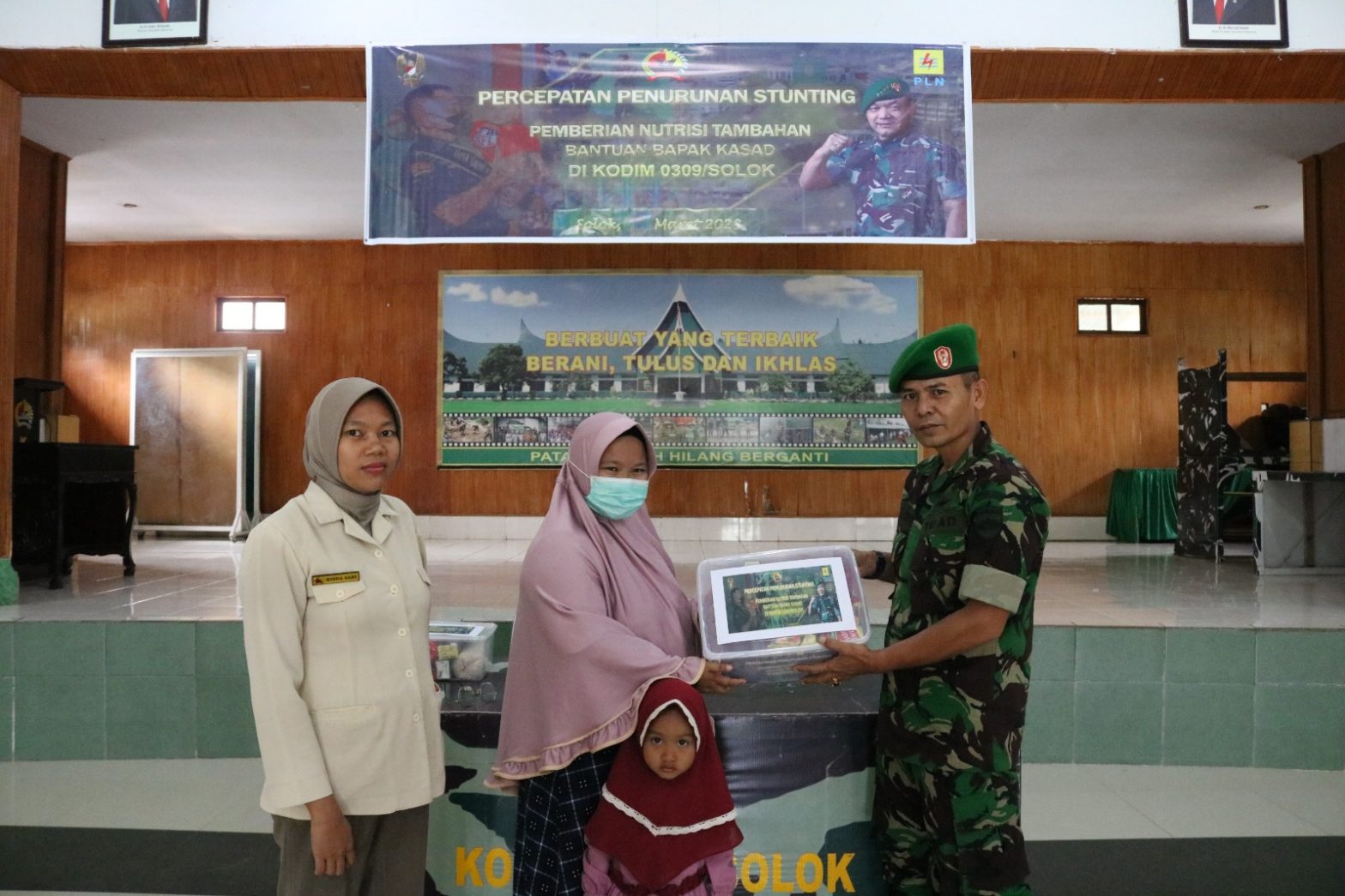 Kapten Inf P. Simanjorang memberikan bantuan kapada warga Solok untuk menurunkan tingkat stunting, Senin (6/3/2023)