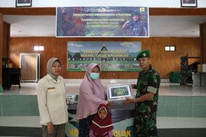 Kapten Inf P. Simanjorang memberikan bantuan kapada warga Solok untuk menurunkan tingkat stunting, Senin (6/3/2023)