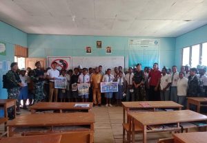 Personel Satgas Batalyon Infanteri 203 Beri Wawasan Kebangsaan di SMAN 2 Makki, Rabu (8/3/2023)