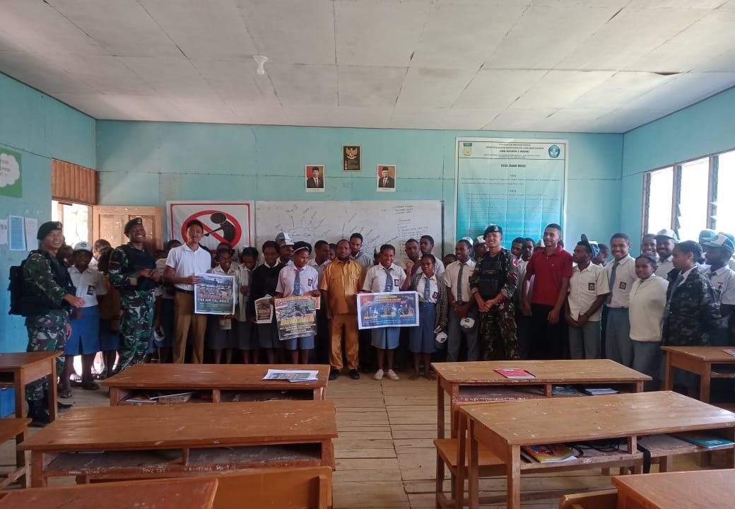 Personel Satgas Batalyon Infanteri 203 Beri Wawasan Kebangsaan di SMAN 2 Makki, Rabu (8/3/2023)