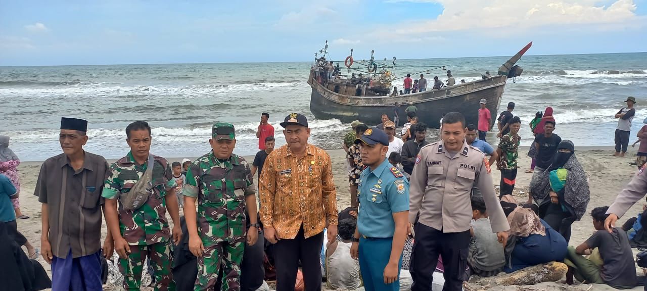 Pos Angkatan Laut Malahayati Periksa Kapal Kayu yang Terdampar di Pantai Desa Lampanah