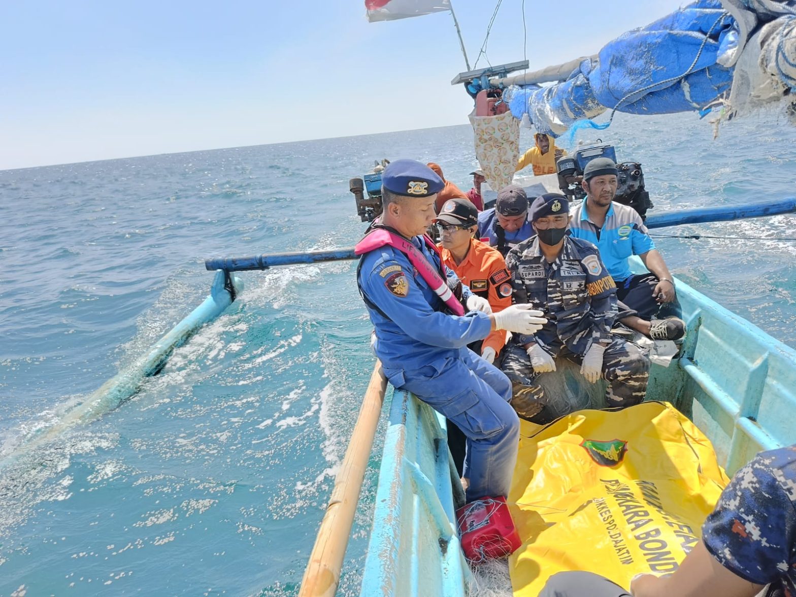 Prajurit Lanal Banyuwangi dan Tim SAR Gabungan Evakuasi Mayat di Perairan Baluran. Foto: indomaritim.com/Penlanal BWI.