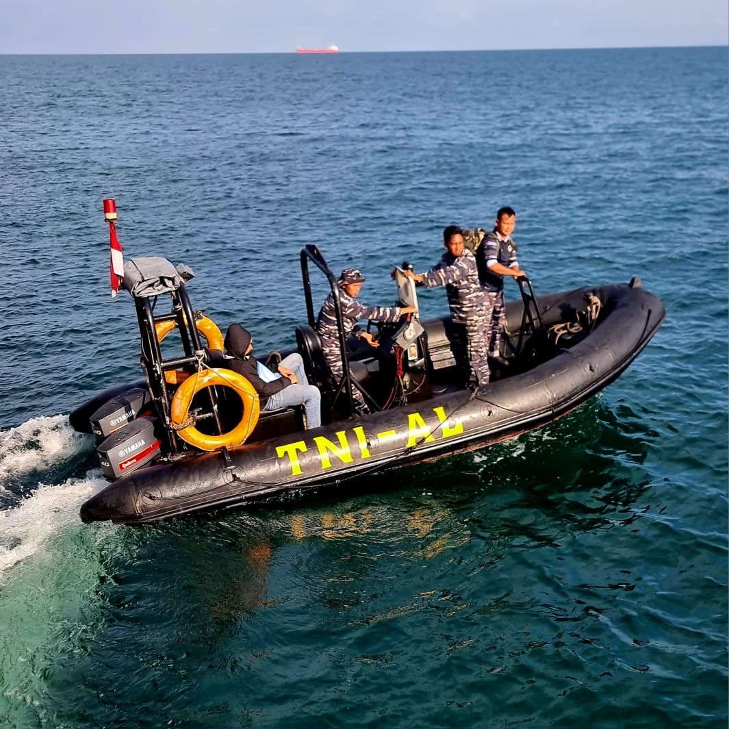 Prajurit KRI Sampari-628 Beri Pertolongan Korban Kecelakaan Kerja di Laut