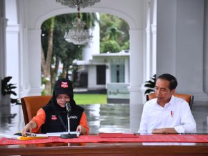 Presiden Jokowi dan petugas coklit, Feby Azza Nurhakim di Istana Merdeka, Selasa (14/3/2023). Foto: BPMI Setpres
