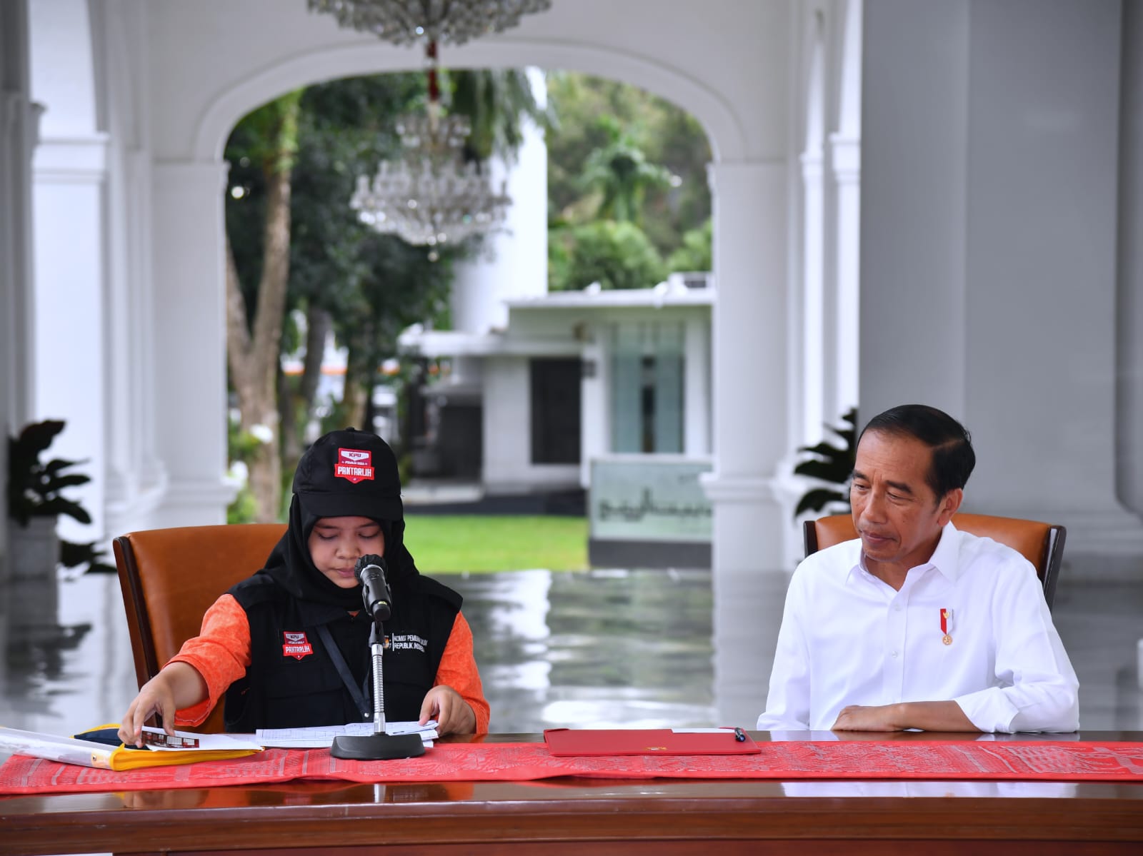 Presiden Jokowi dan petugas coklit, Feby Azza Nurhakim di Istana Merdeka, Selasa (14/3/2023). Foto: BPMI Setpres