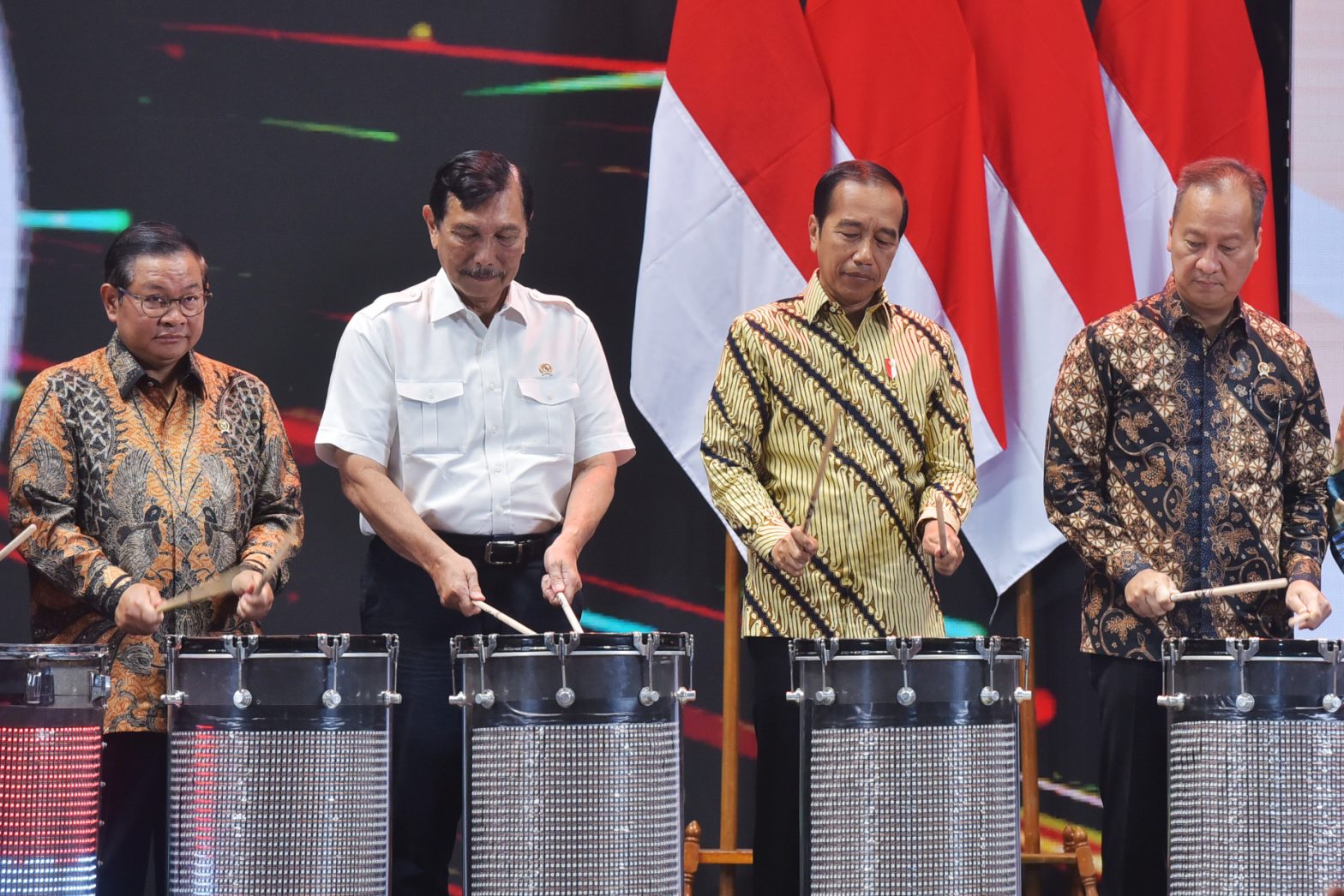 Presiden Jokowi didampingi Menko Marves Luhut Binsar Pandjaitan, Seskab Pramono Anung, dan Menperin Agus Gumiwang Kartasasmita saat membuka Business Matching Produk Dalam Negeri Tahun 2023, Rabu (15/3/2023), di Istora Senayan, Gelora Bung Karno, Jakarta. (Foto: Humas Setkab)