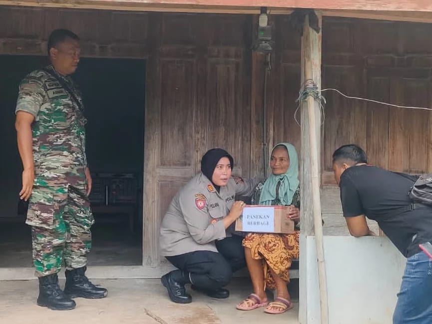 Program Bansos Koramil 03 Panekan Membantu Meringankan Kebutuhan Masyarakat, Senin (6/3/2023).