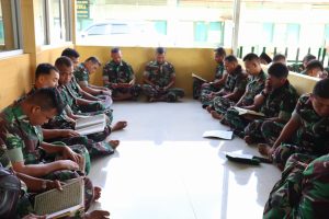 Ramadan 1444 H, Personel Kodim 0309/Solok Rutin Tadarus Al-Quran di Masjid Taqwa Makodim, Selasa (28/3/2023).
