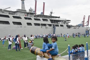 Ratusan Siswa TK Hang Tuah Kunjungi KRI Tanjung Kambani-971 yang Sandar di Dermaga Kolinlamil