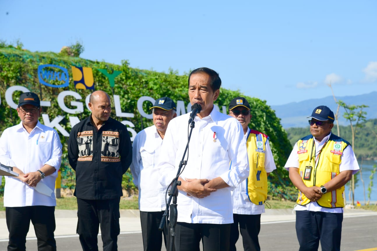 Presiden Jokowi dalam peresmian jalan Akses Labuan Bajo-Golo Mori didampingi Menteri Pekerjaan Umum dan Perumahan Rakyat Basuki Hadimuljono, Sekretaris Kabinet Pramono Anung, Gubernur Nusa Tenggara Timur Viktor Laiskodat, dan Bupati Manggarai Barat Edistasius Endi, Selasa (14/3/2023). Foto: BPMI Setpres