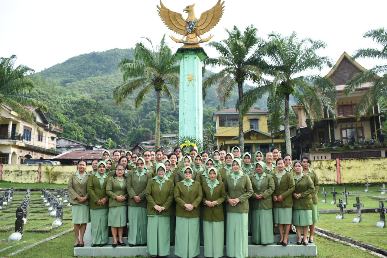 Sambut HUT Persit Ke-77, Persit KCK Koorcabrem Bukit Barisan Ziarah ke TMP Sibolga