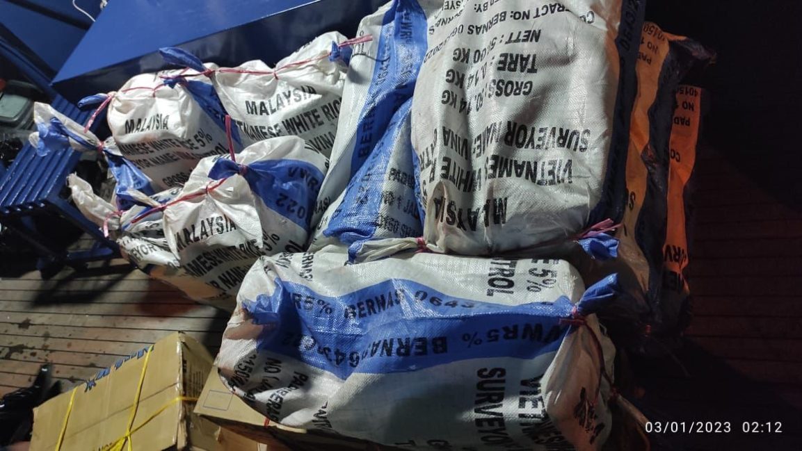 Batang bukti penyelundupan ratusan minuman keras (miras) yang berasal dari Malaysia di Nunukan, Rabu (1/3/2023)