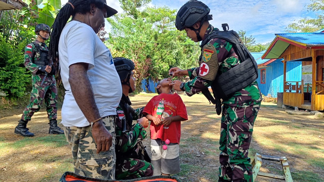 Satgas YR 142KJ Bagikan Multivitamin Kepada Anak-Anak Ipar Gunung, Senin (6/3/2023).