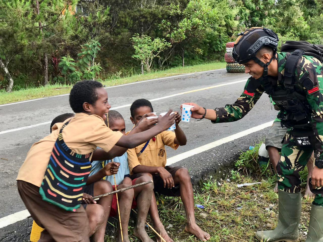Satgas YR 321/GT Bagikan Susu Gratis ke Anak Napua Jayawijaya