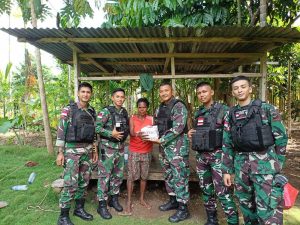 Satgas Yonif 132/BS Bagikan Makanan kepada Masyarakat Muara Tami