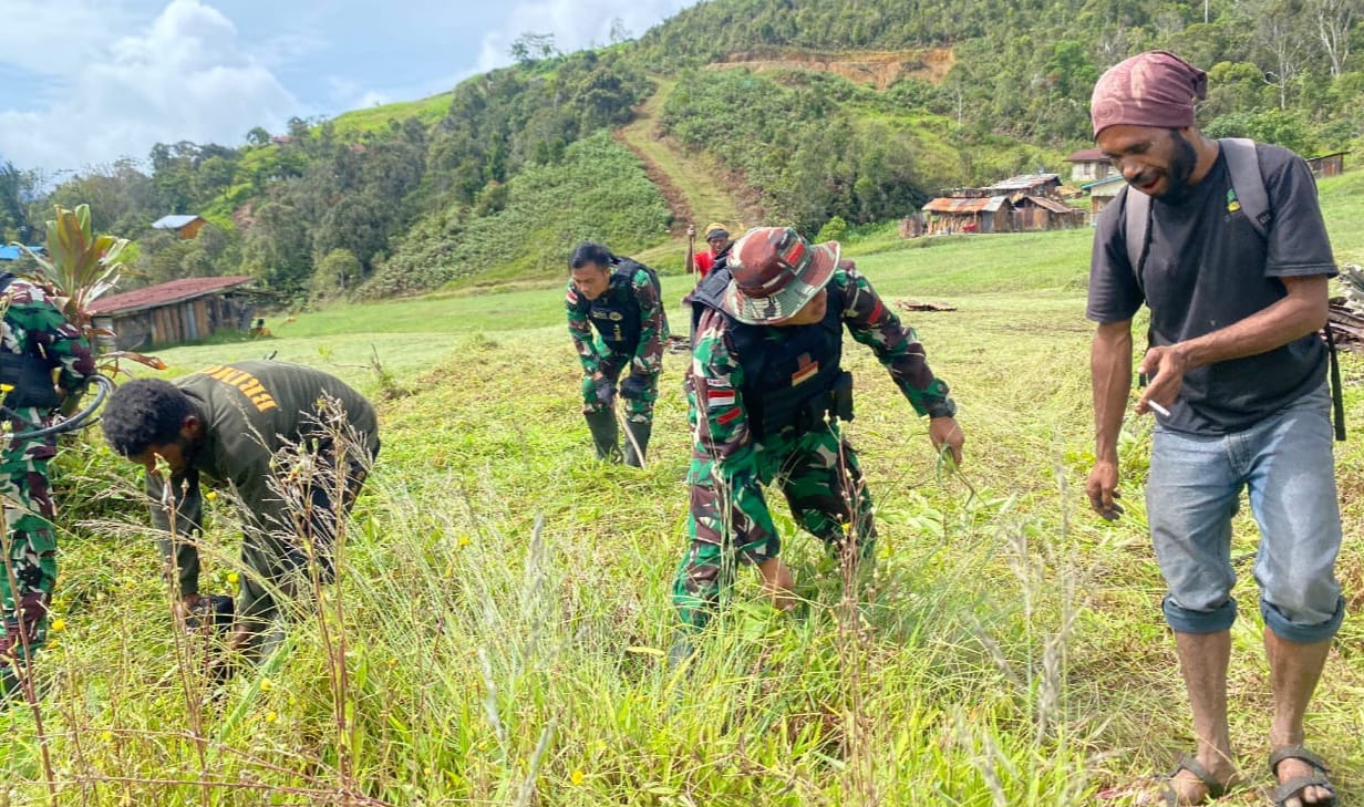 Satgas Yonif 143/TWEJ Ajak Gotong Royong Masyarakat Kiwirok