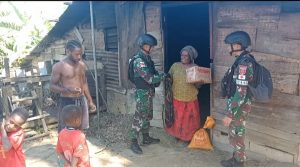 Satgas Yonif 721/Mks Bagikan Sembako ke Masyarakat Papua Pegunungan