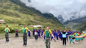 Satgas Yonif R 321/GT Senam Bersama Murid di Distrik Mbua Papua Pegunungan, Selasa (14/3/2023)