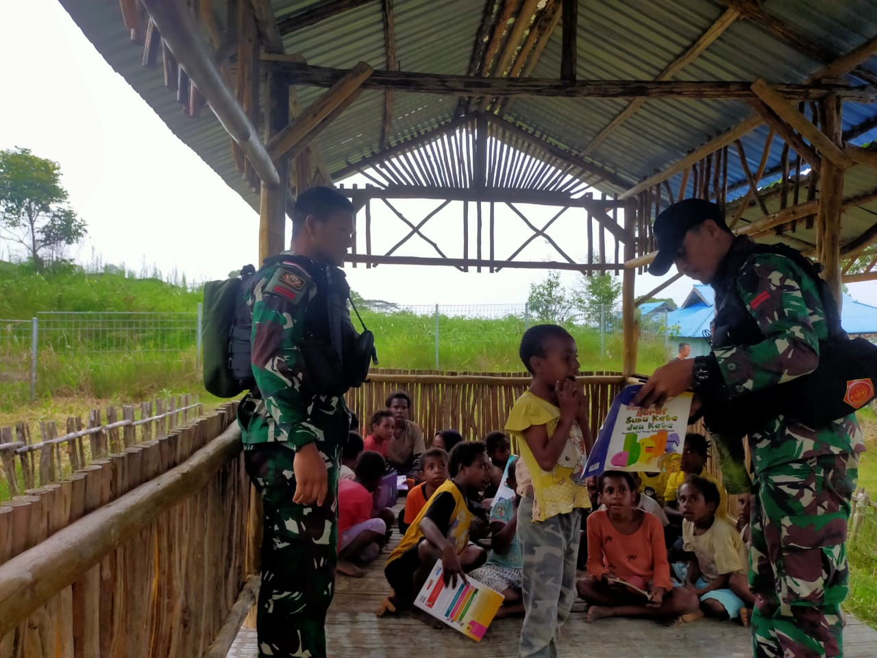 Satgas Yonif Raider 200/BN Ajarkan Baca Tulis Anak-Anak di Distrik Eragayam