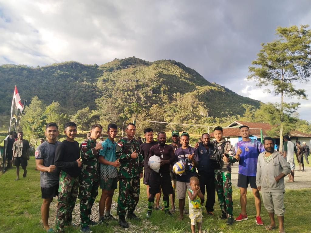 Satgas Yonif Raider 200/BN Berikan Bantuan Sarana Olahraga kapada Warga Distrik Bolakme