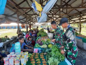 Satgas Yonif Raider 200/BN Borong Jualan Pedagang di Pasar Distrik Elelim Papua