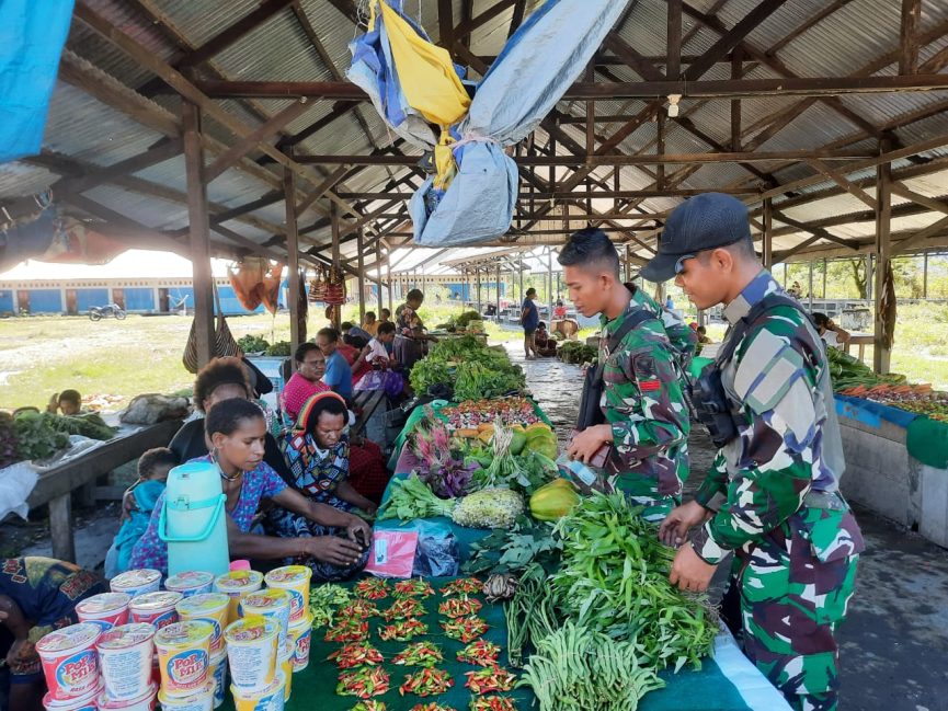 Satgas Yonif Raider 200/BN Borong Jualan Pedagang di Pasar Distrik Elelim Papua