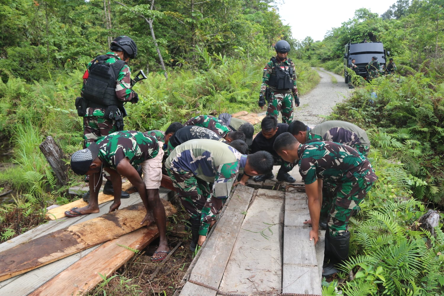 Satgas Yonif Raider 200/BN Perbaiki Jembatan di Kampung Kekey Papua Pegunungan